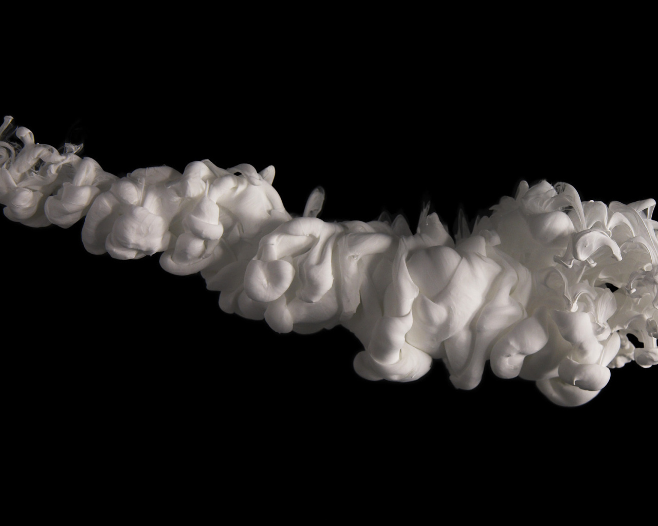 Белый дым на черных обоях