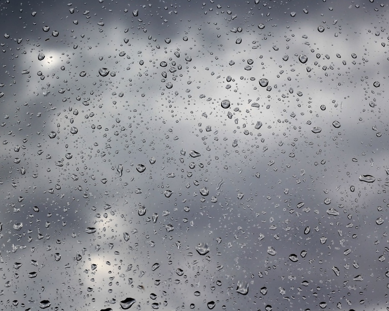 Капли на стекле