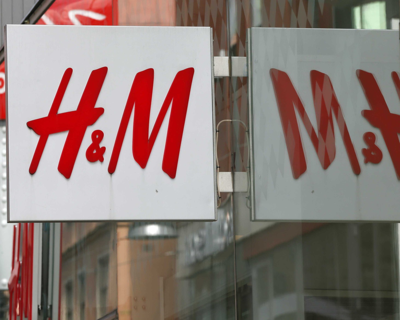 Вывеска бренда H&M