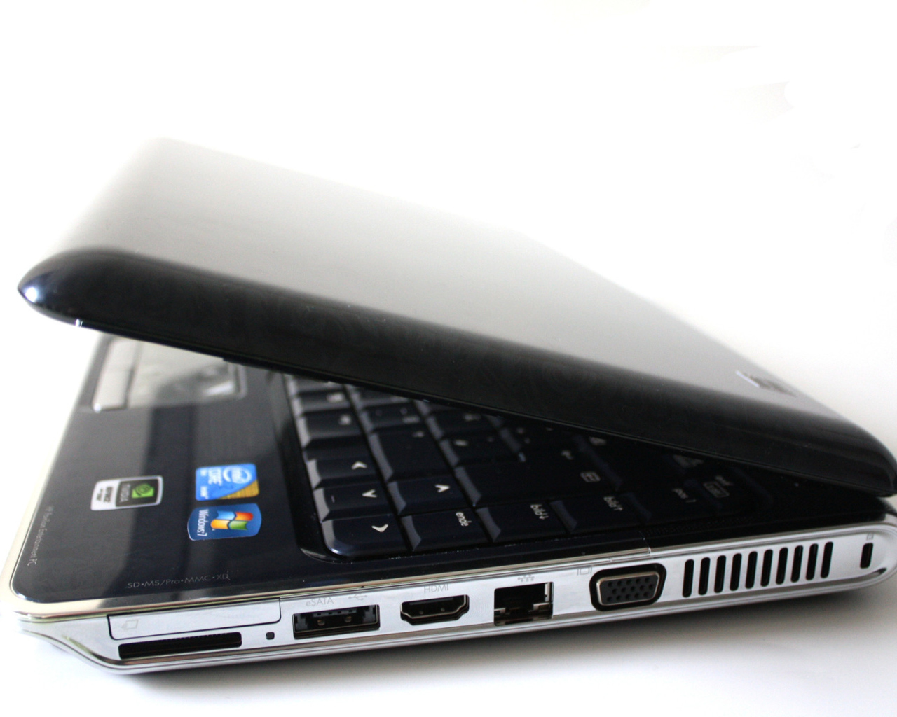 Приоткрытый ноутбук HP