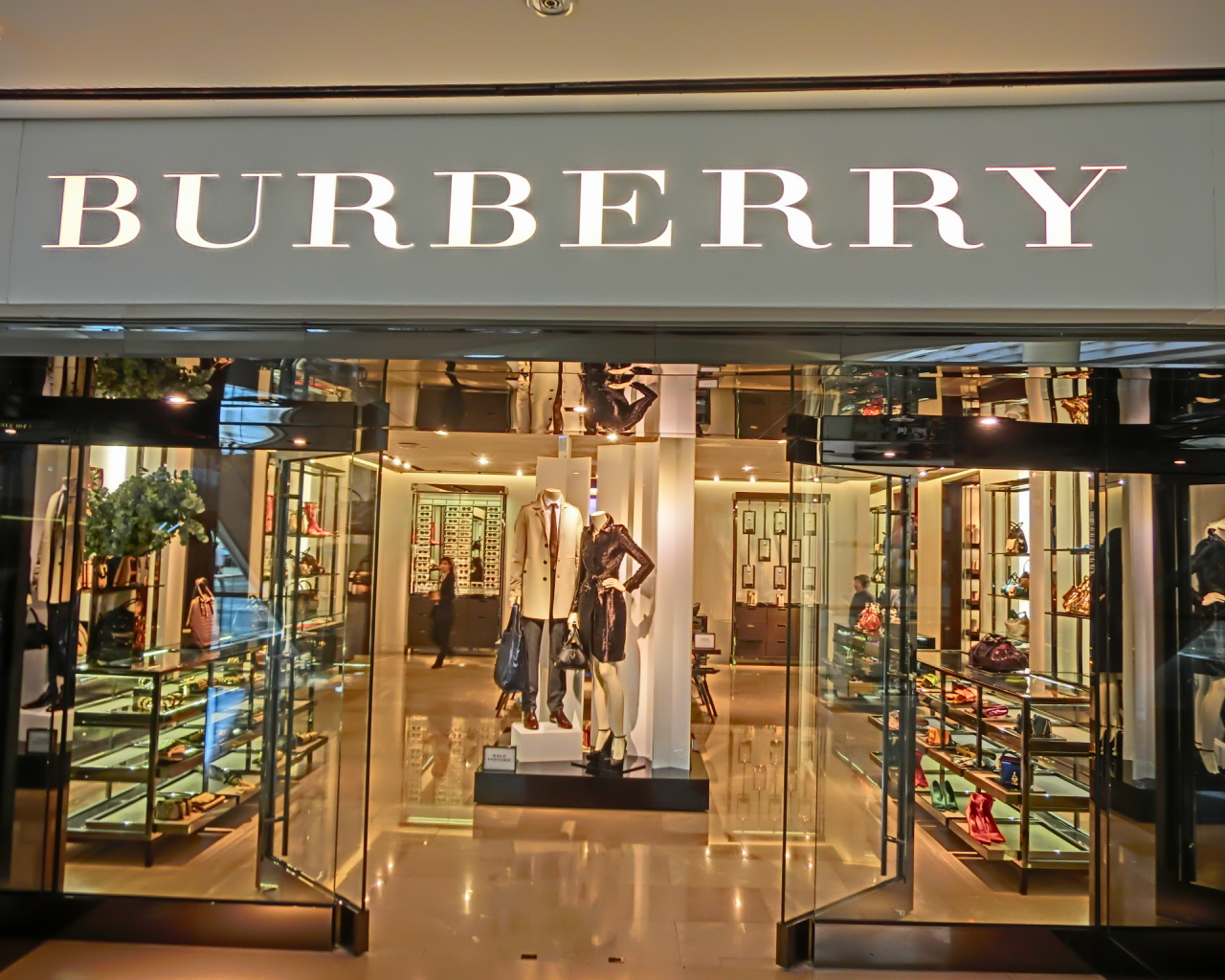 Бутик одежды Burberry