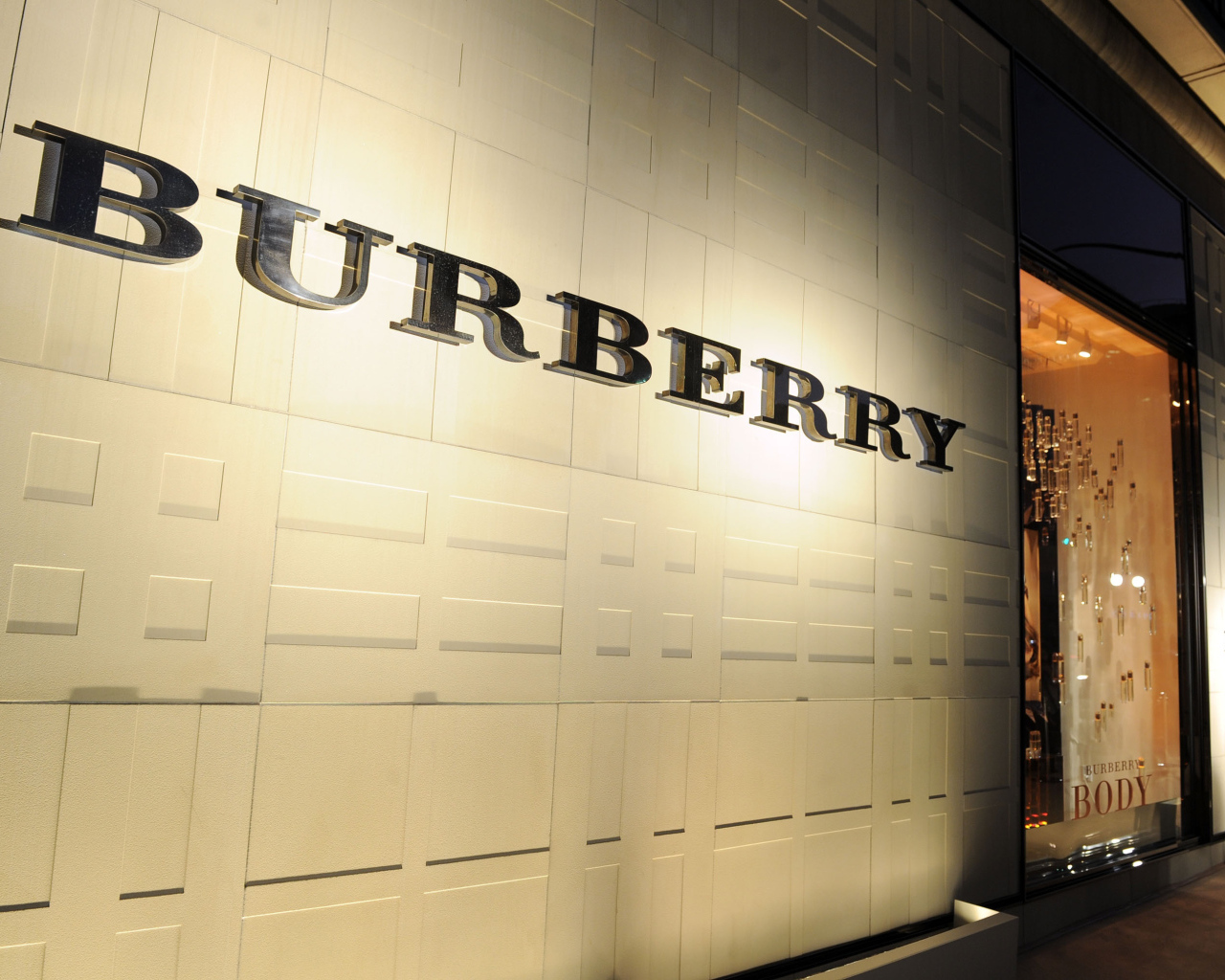 Магазин одежды Burberry