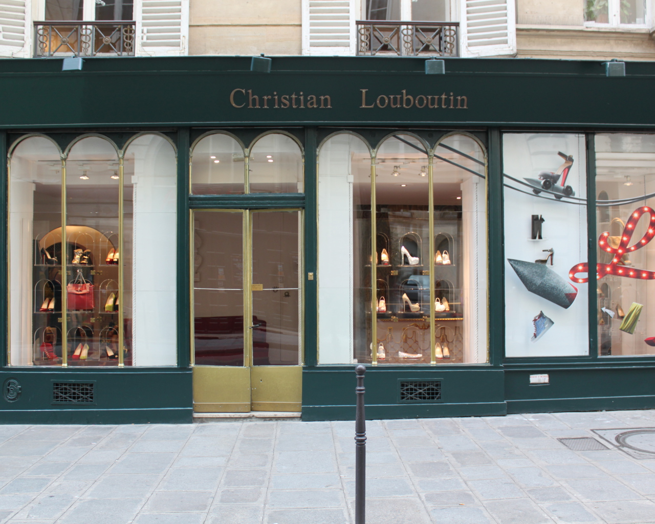 Бутик Christian Louboutin