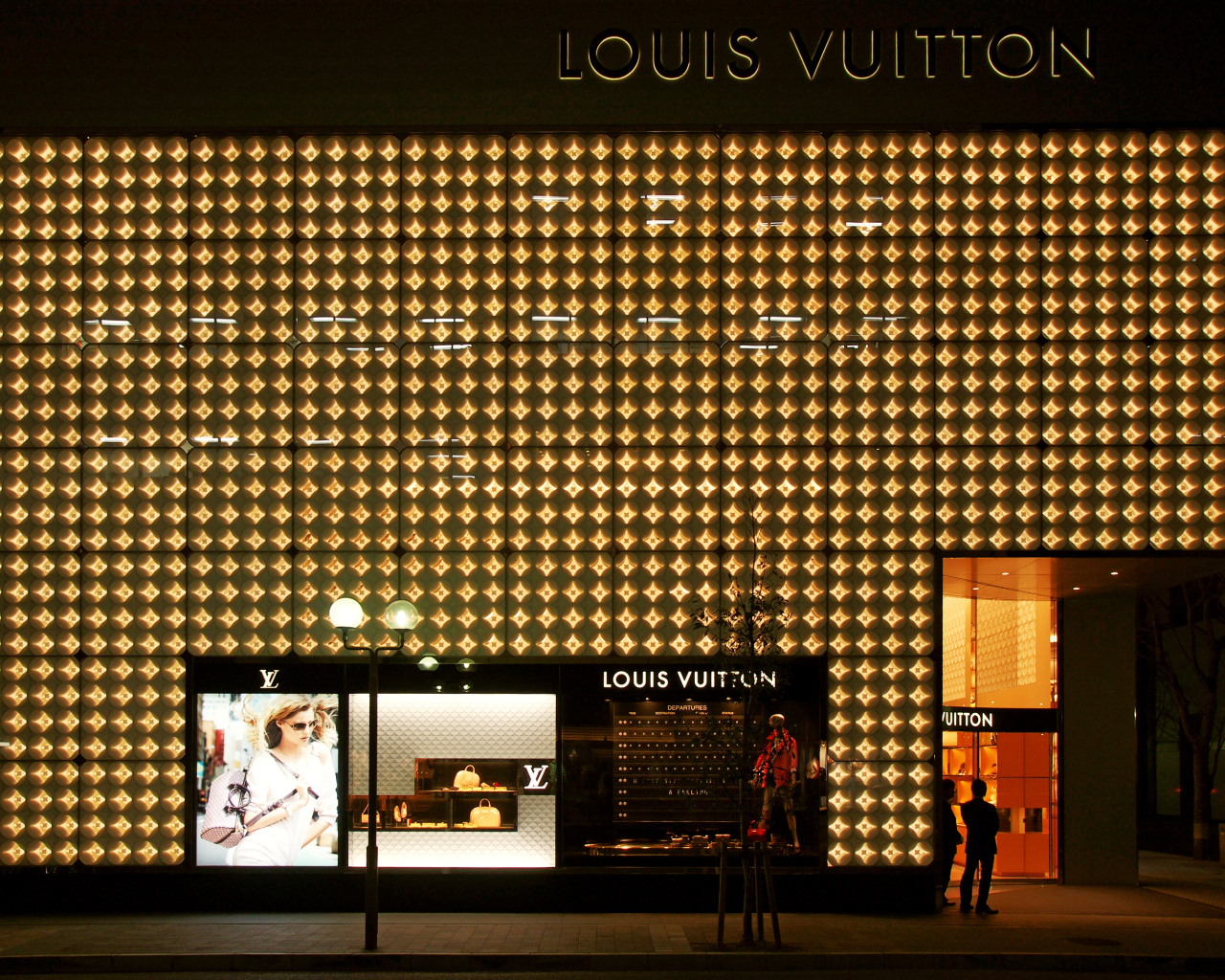 Дорогой бутик Louis Vuitton