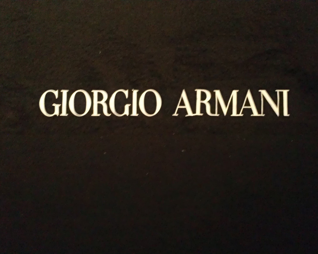 Известный бренд Giorgio Armani