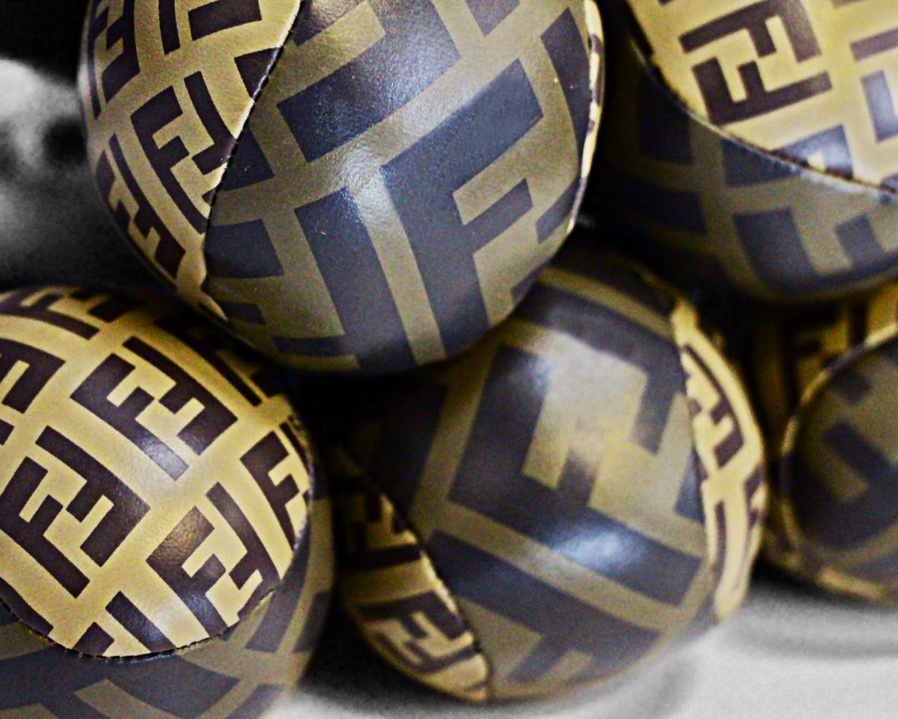 Логотип Fendi на коже