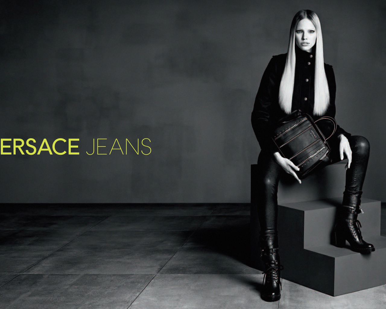 Девушка в джинсах от Versace