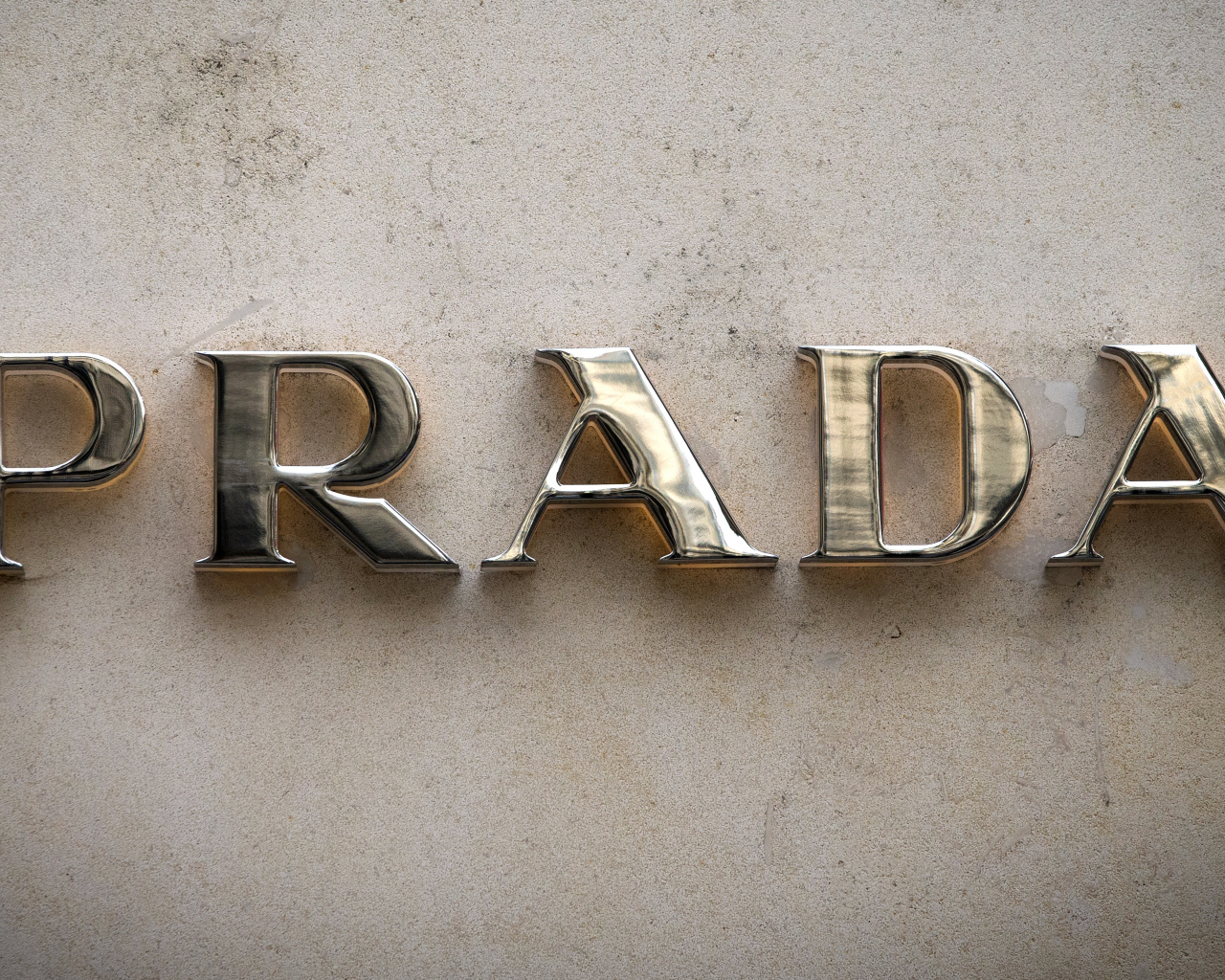 Золотые буквы Prada