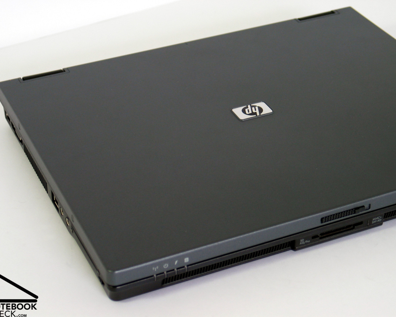 Серый ноутбук HP