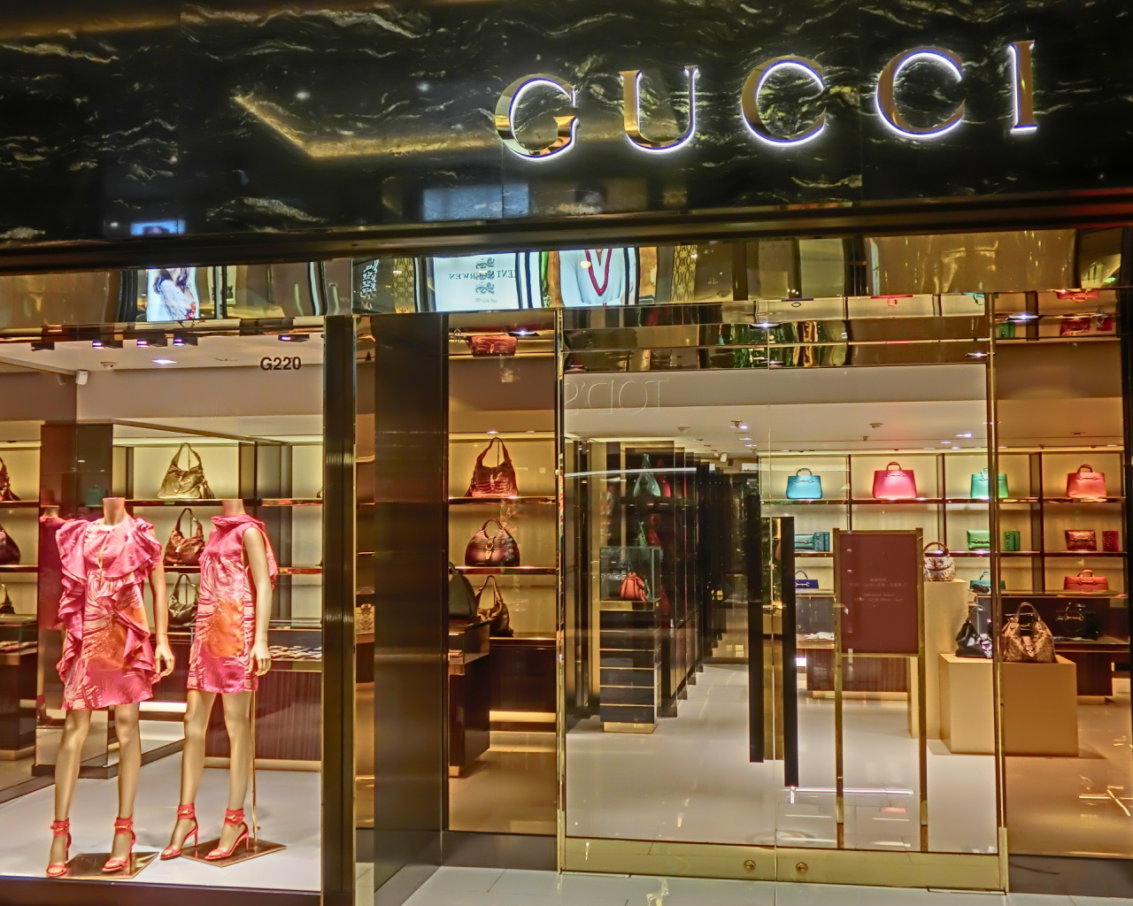 Бутик одежды Gucci