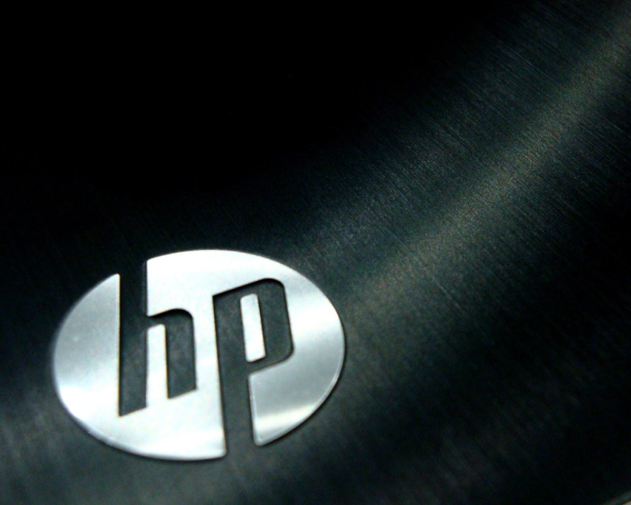 Логотип HP на металле