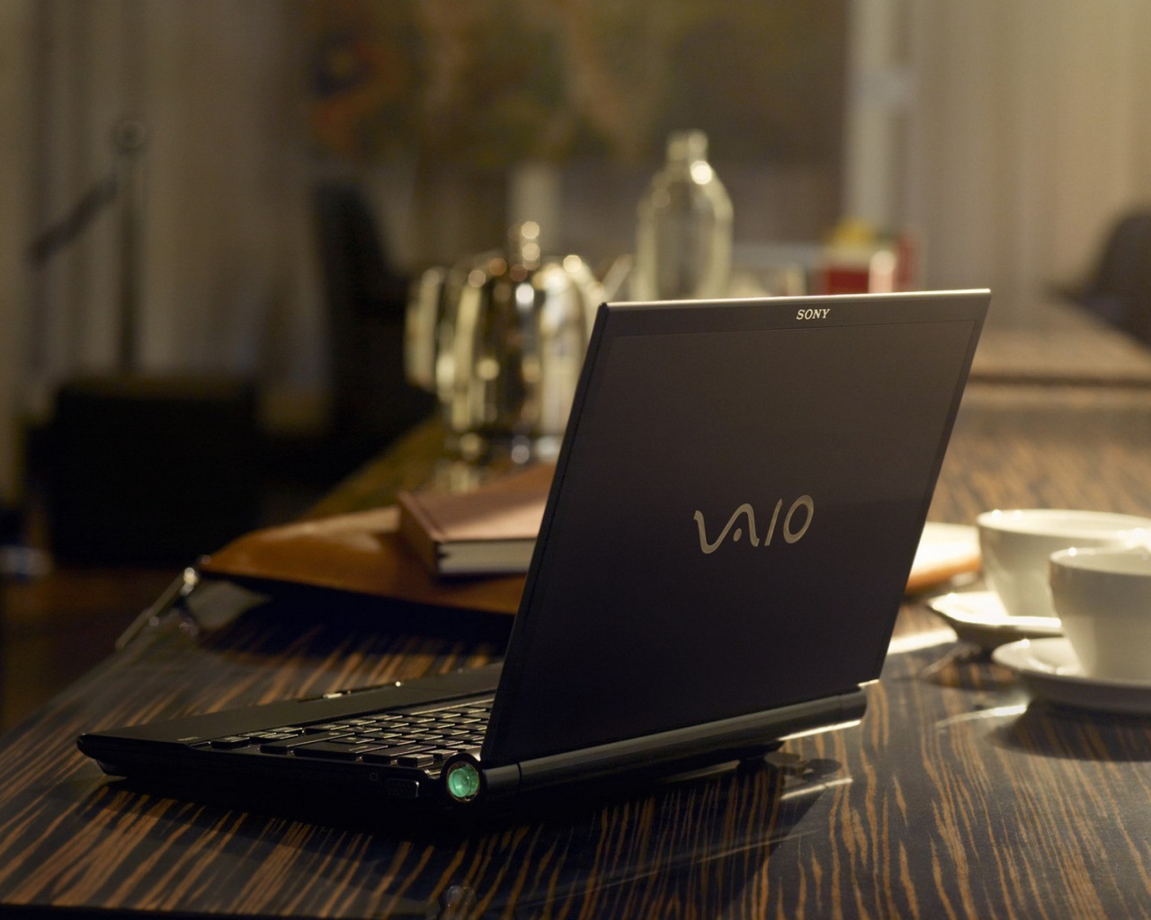 Ноутбук Сони на столе