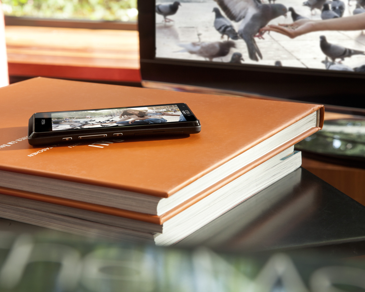 Мобильный телефон на книге