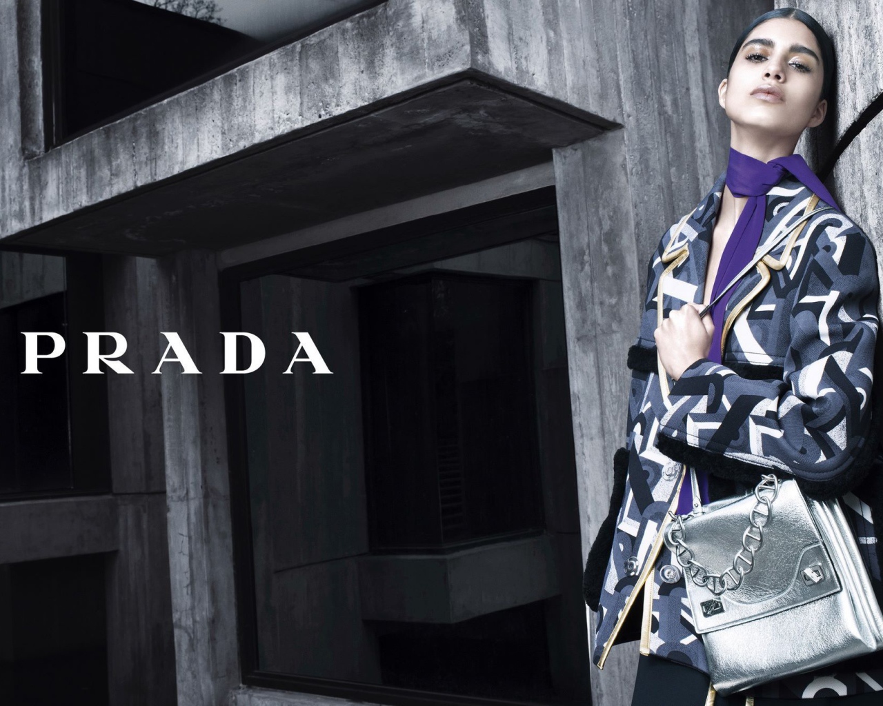 Модель в одежде Prada