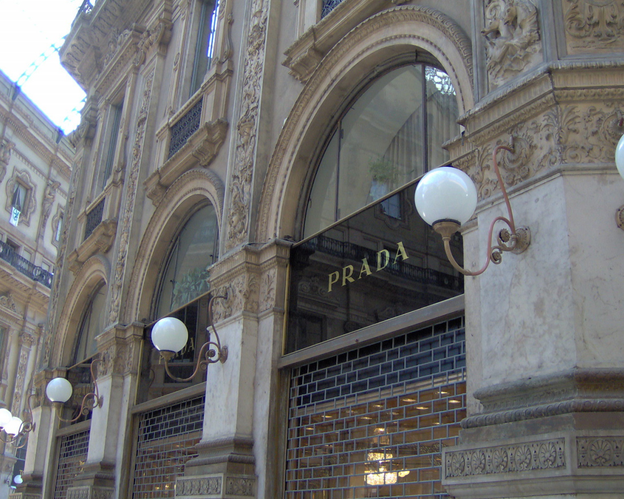 Магазин бренда одежды Prada
