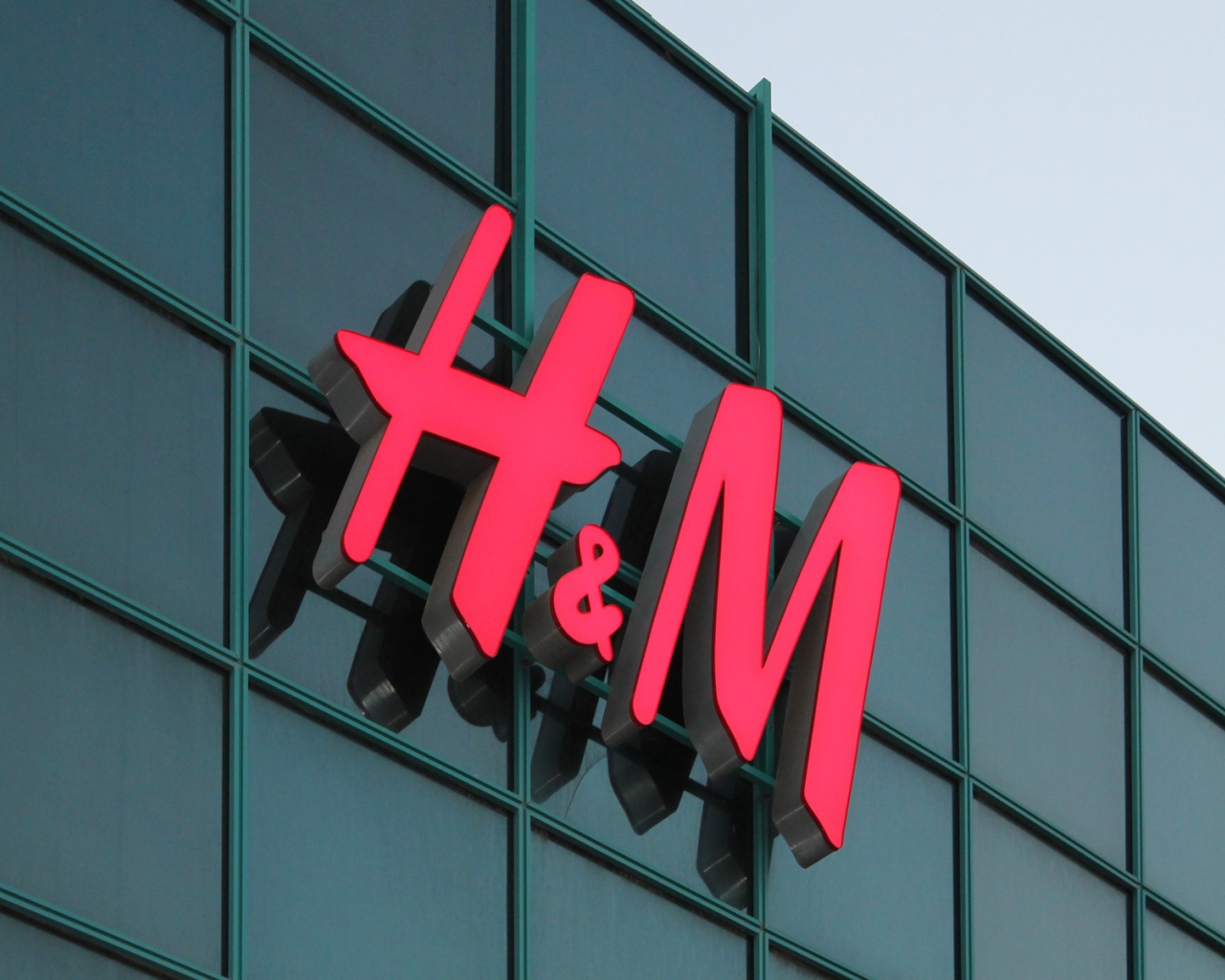 Символ компании H&M