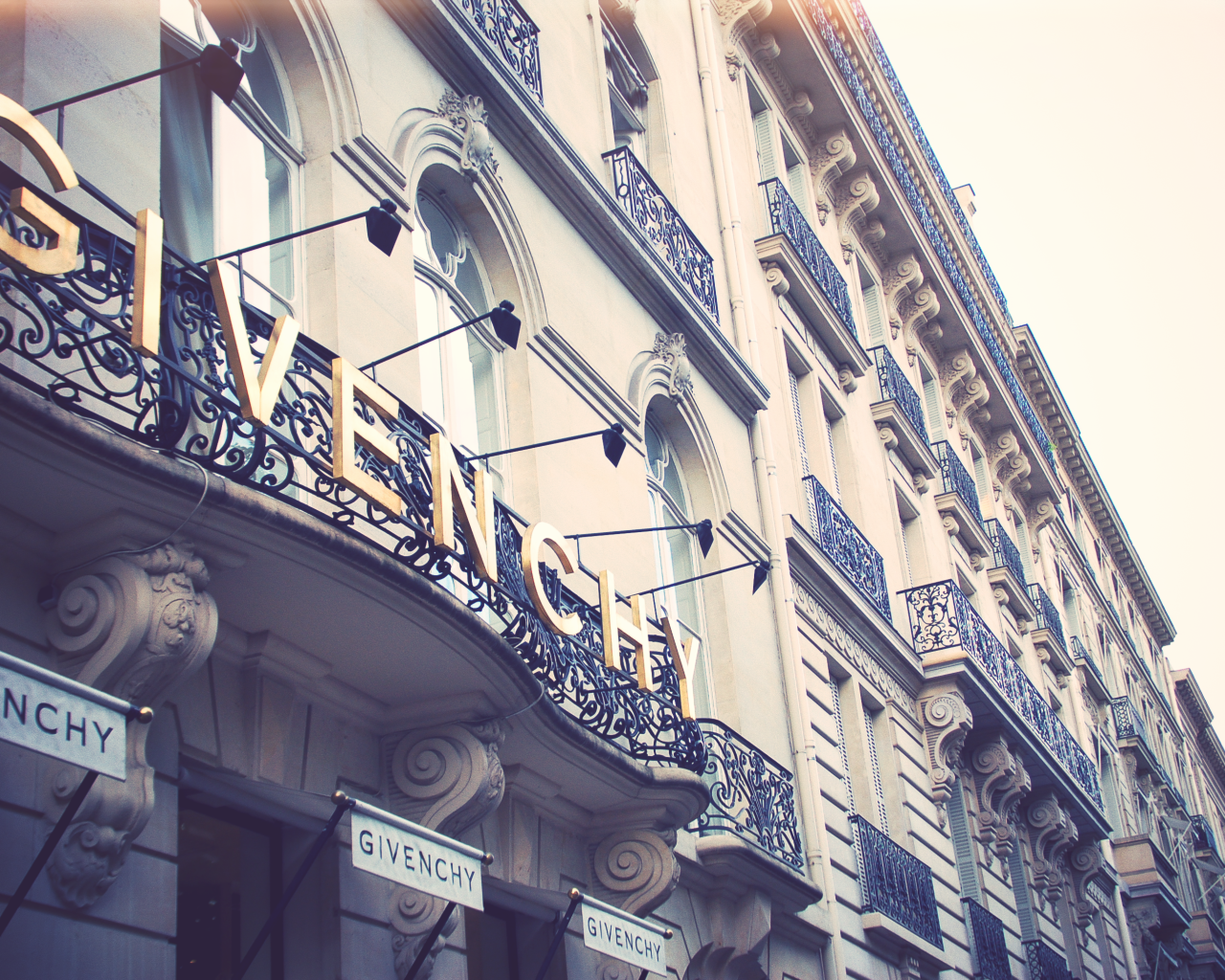Штаб квартира компании Givenchy