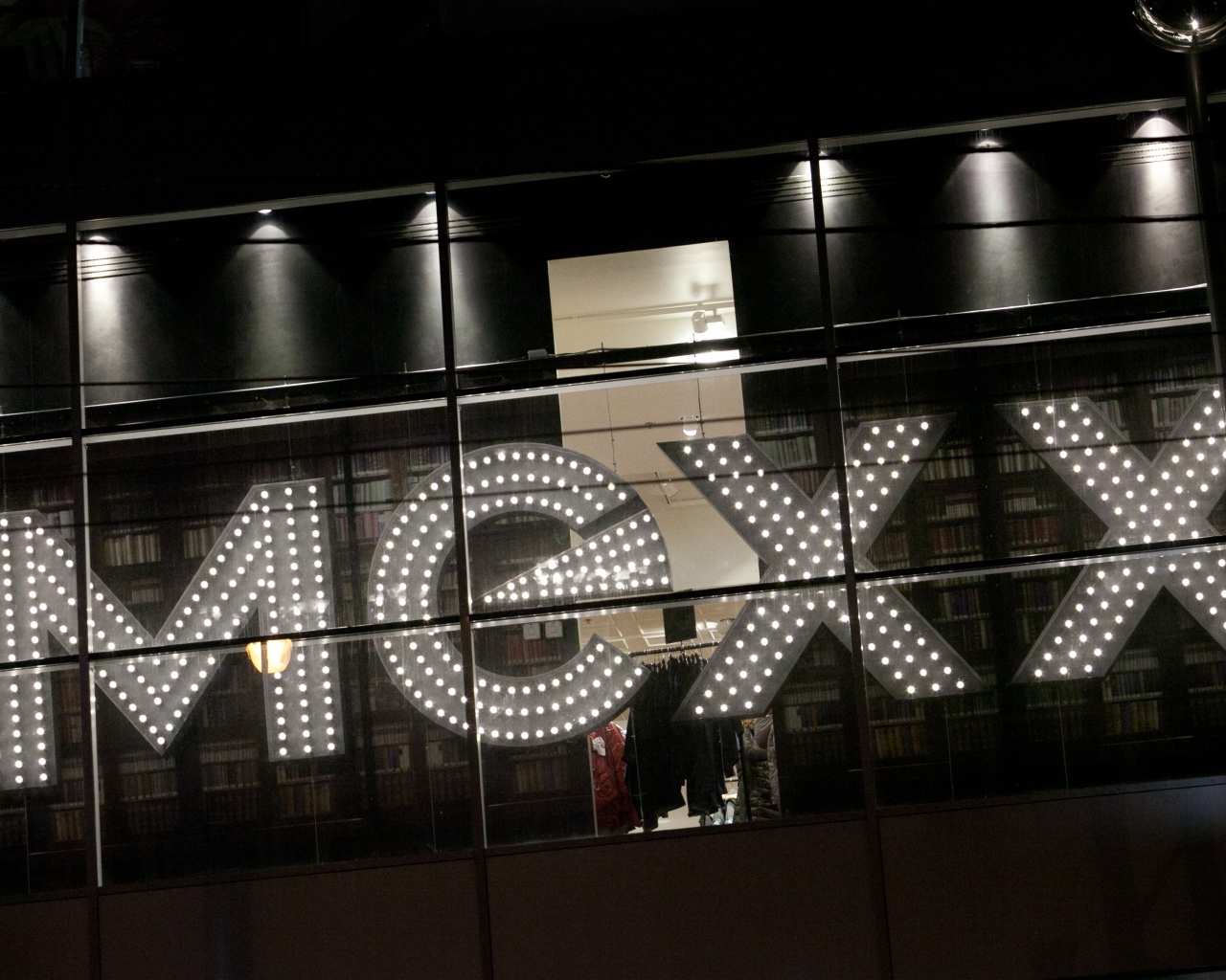 Известный бренд одежды MEXX