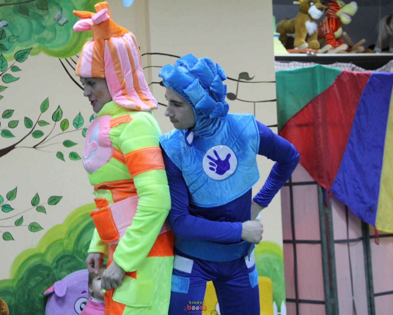 Актеры в костюмах фиксиков