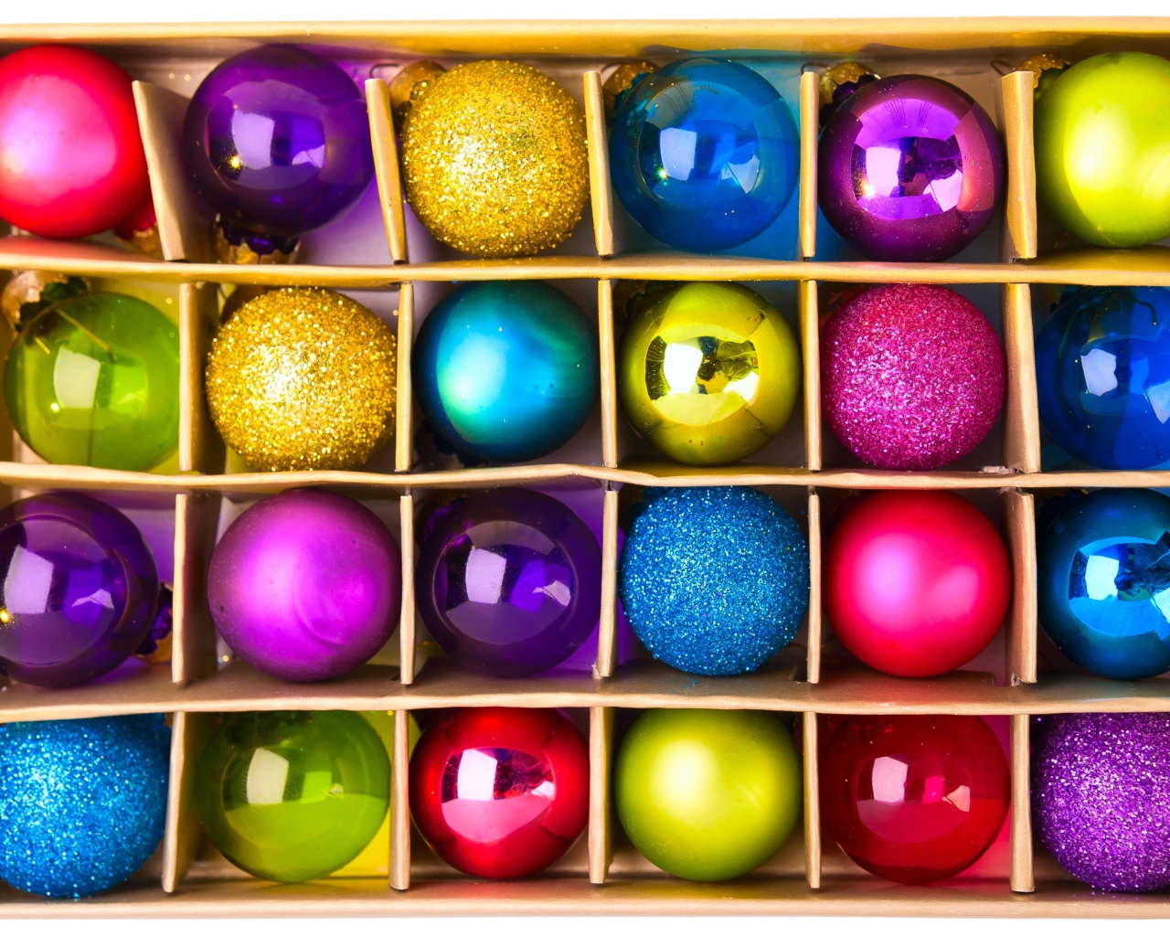 Коробка с украшениями