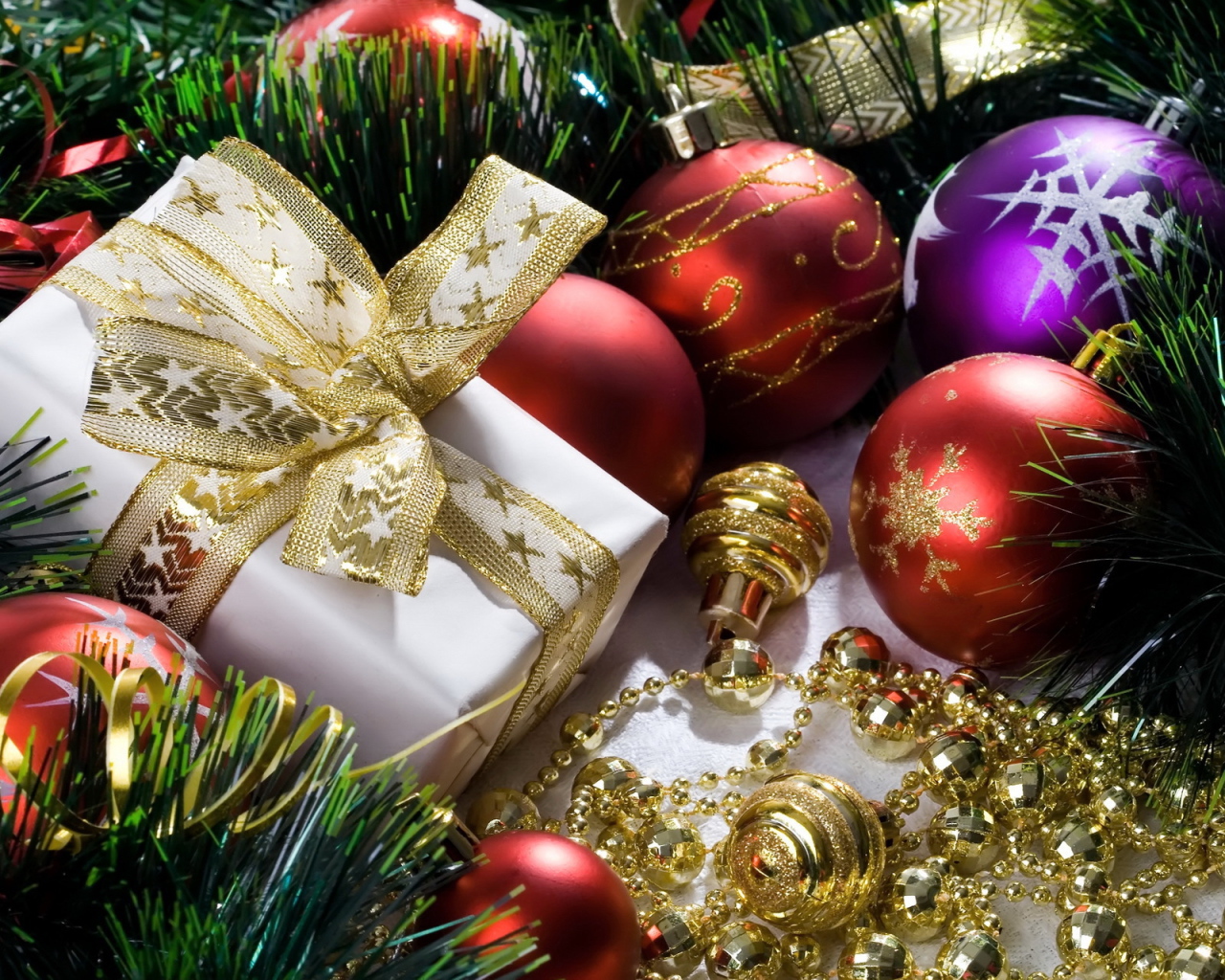 Подарок с зеленой лентой