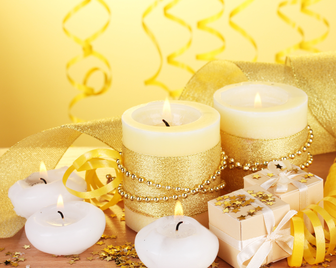 Свечи и подарки на праздник