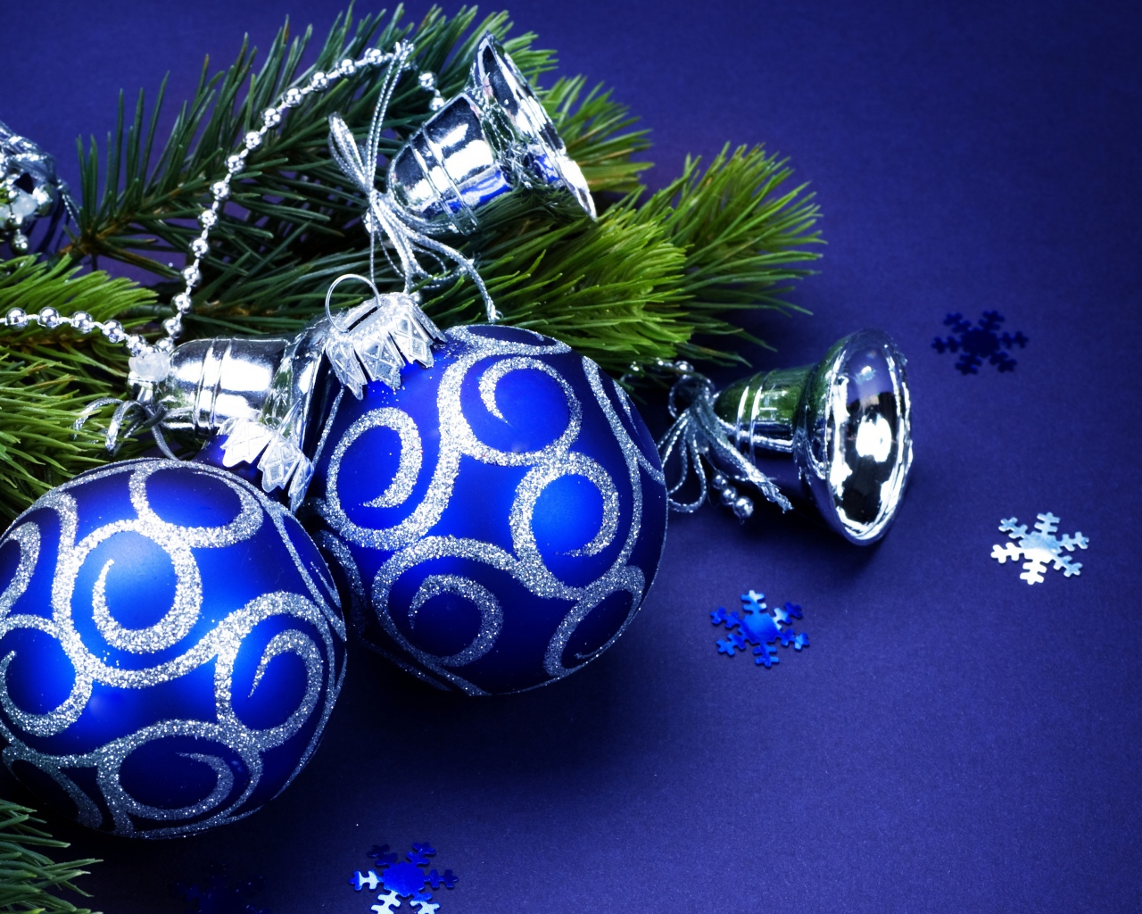 Новогодние шары и колокольчики