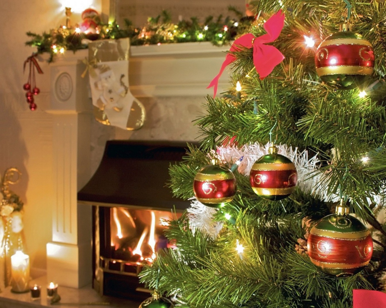 Новогодняя ёлка с игрушками