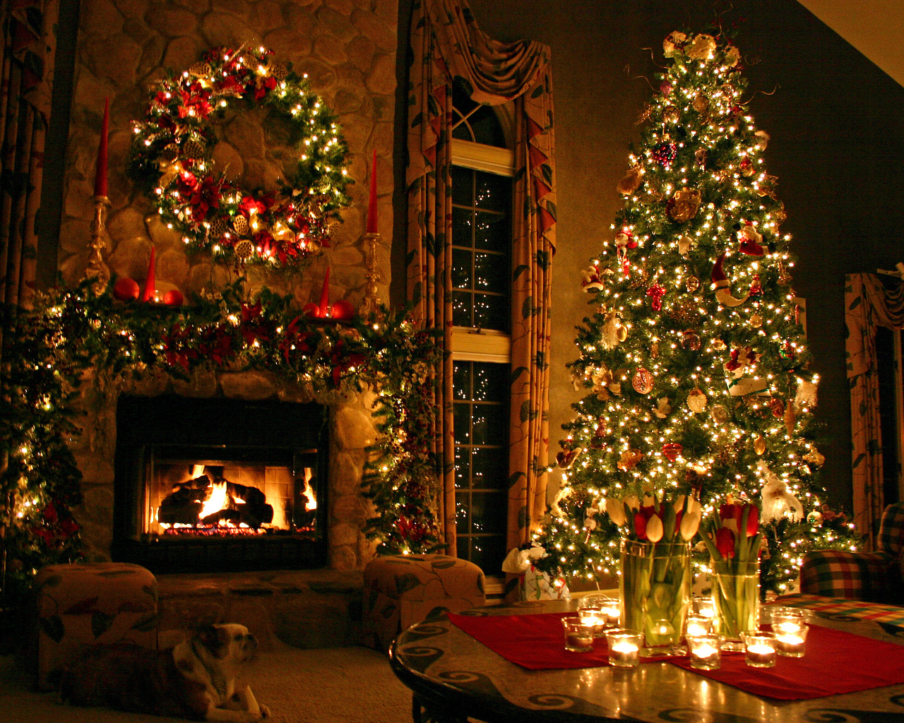 Украшенный камин и елка на Рождество