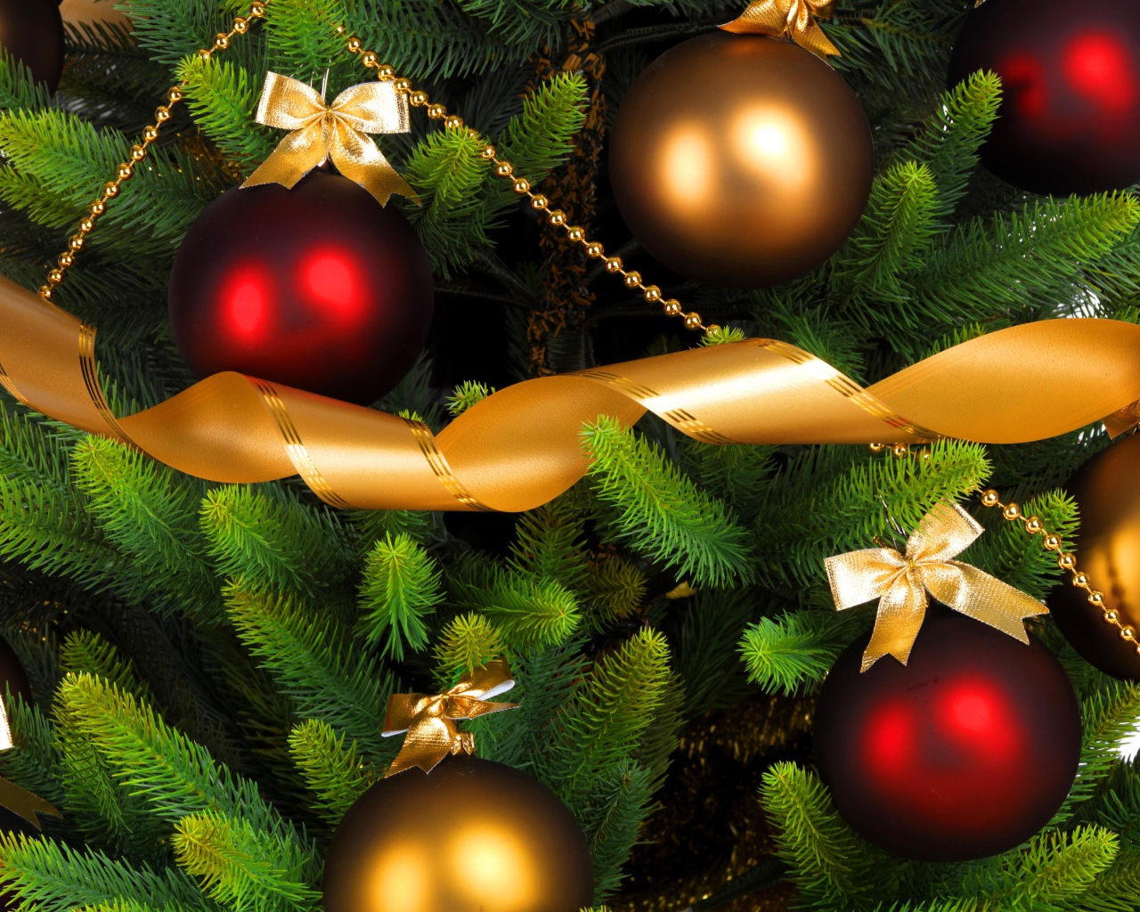 Красные шары на елке