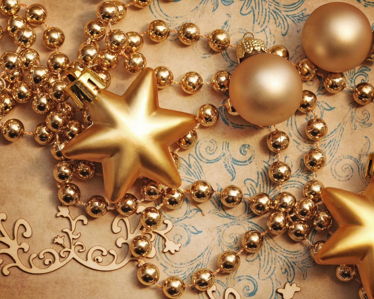 Золотые украшения на рождество