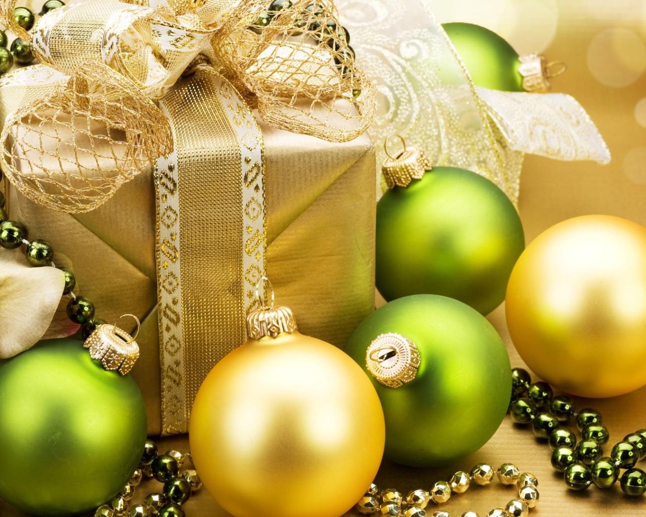 Золотые шары , бусы и подарок