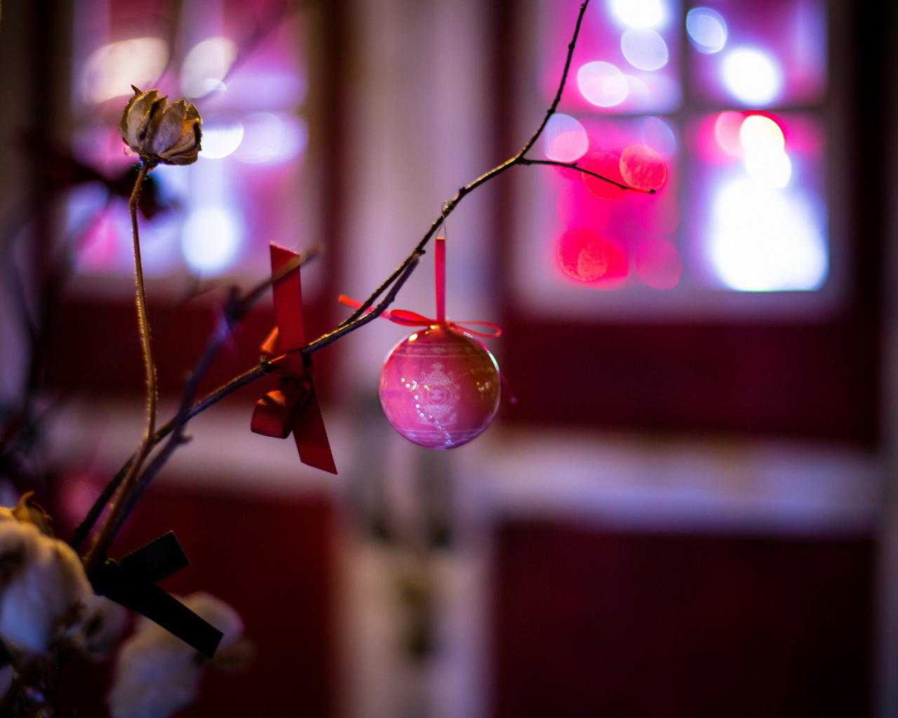 Розовая игрушка на ветке