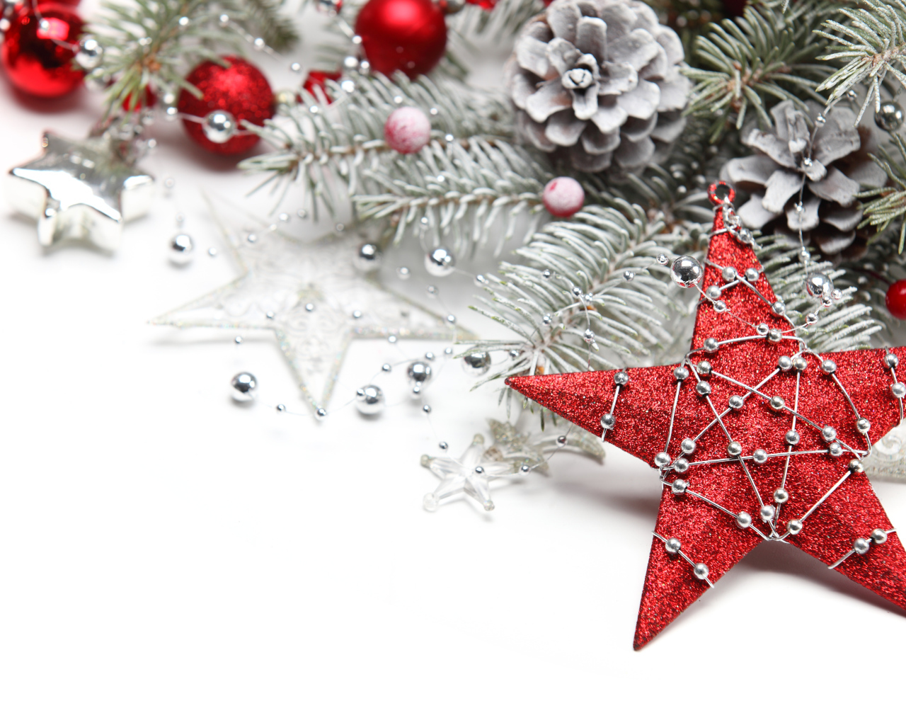 Красная звезда и шишки