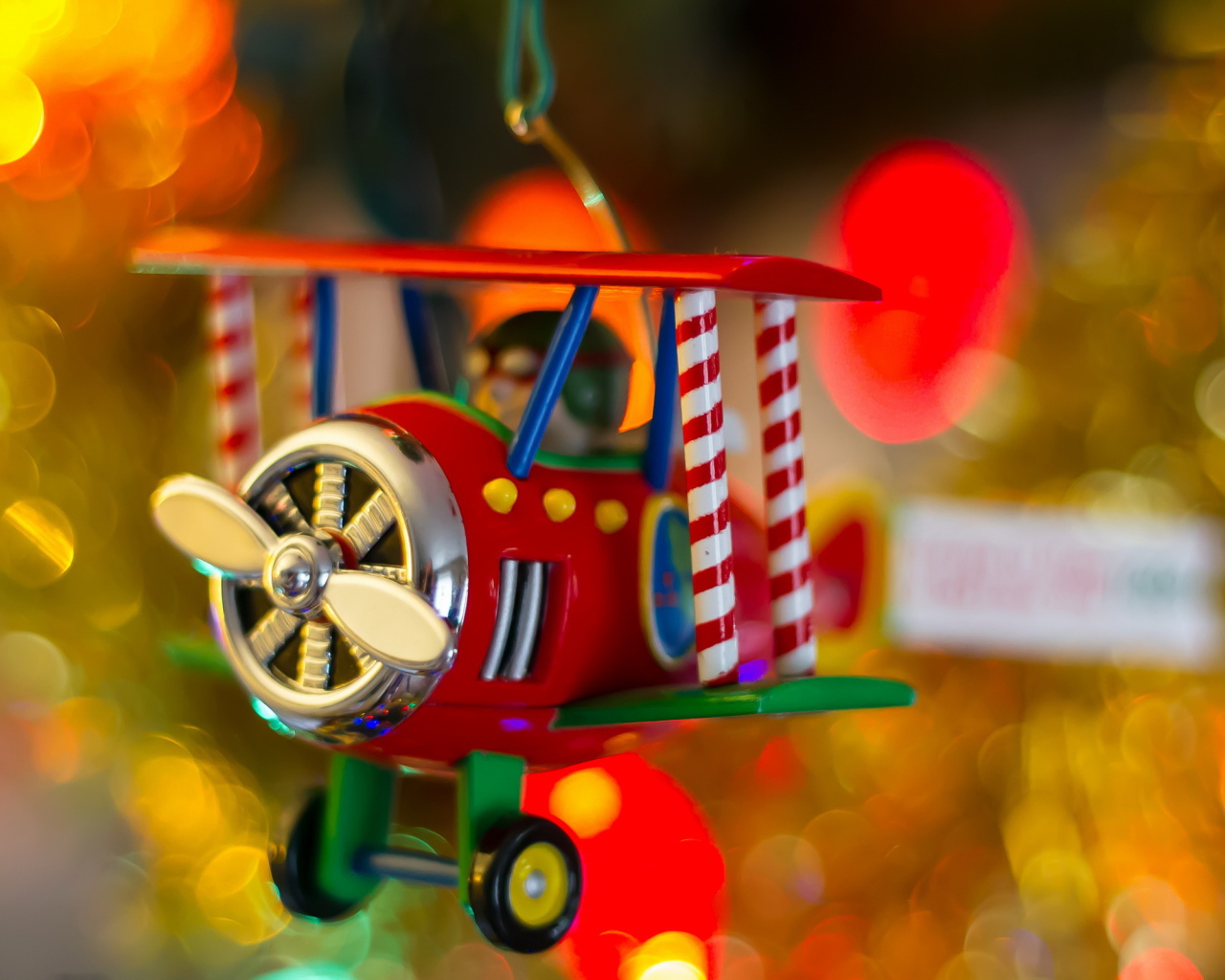 Игрушка самолет