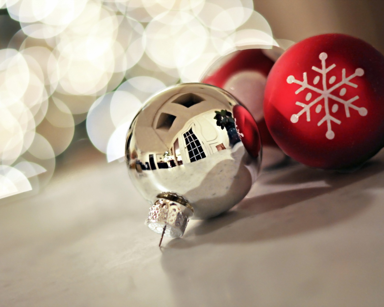 Белый шар на рождество