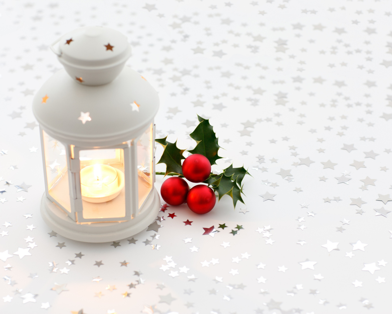 Белый фонарь со свечой