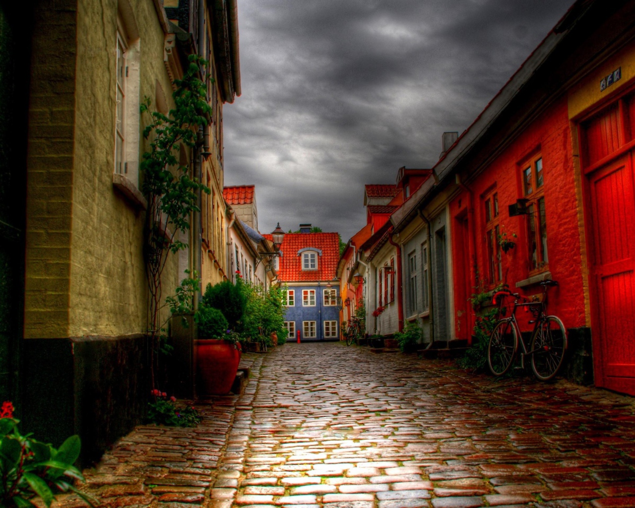 Старинная улица с велосипедом