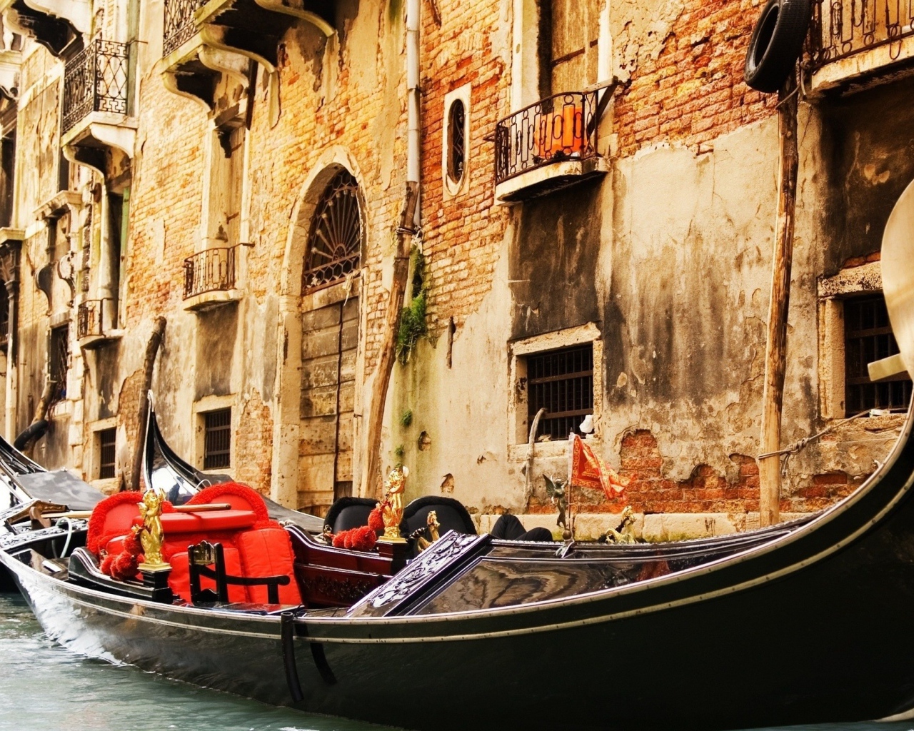 Boat around the house in Venice