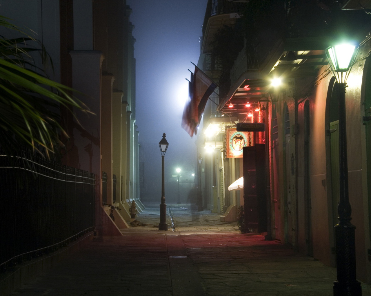 Узкая улица с фонарями