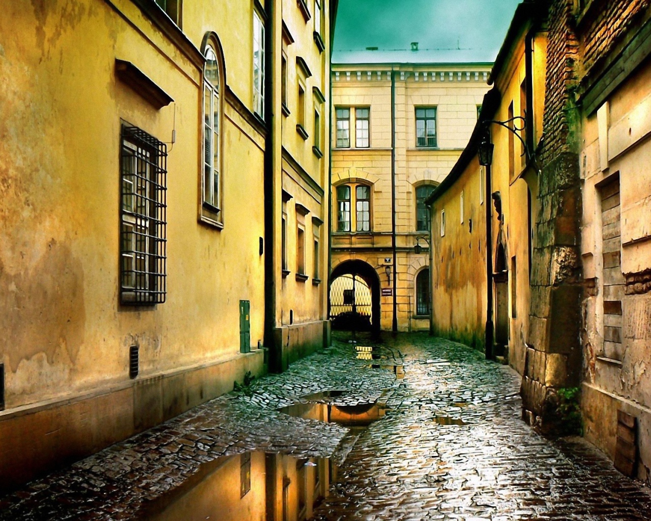 Старая улица после дождя