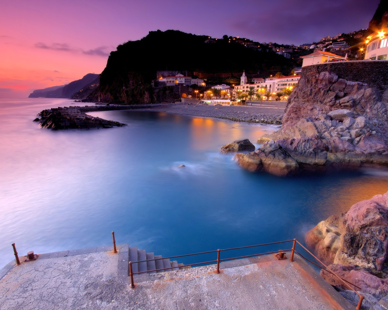 Курортный город вечером