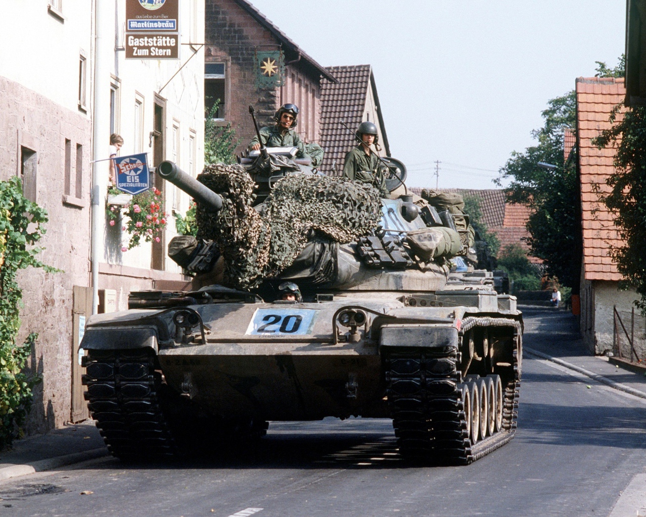 Танк на улице города