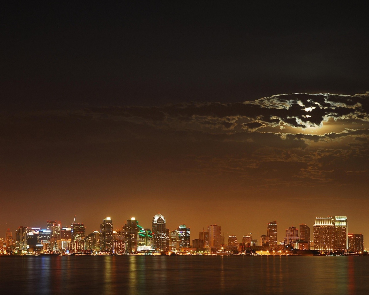 Огни города у моря