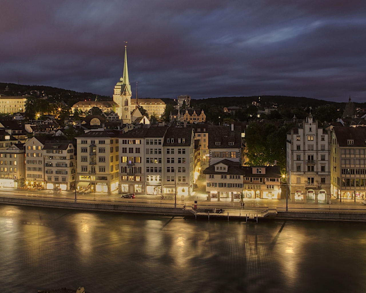 Архитектурный ансамбль на берегу реки