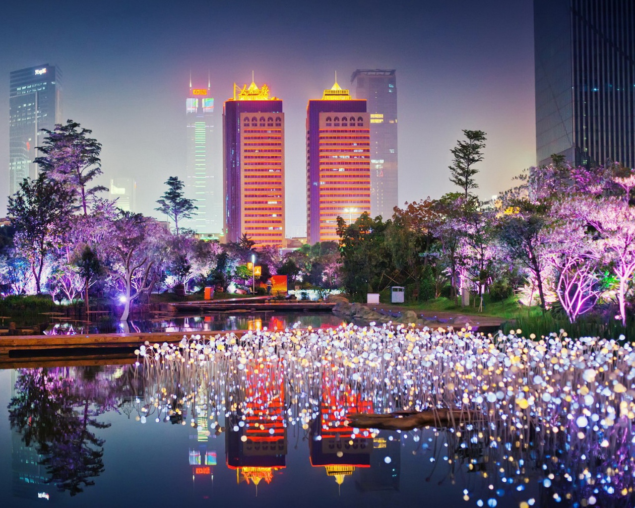 Зеленый парк в мегаполисе