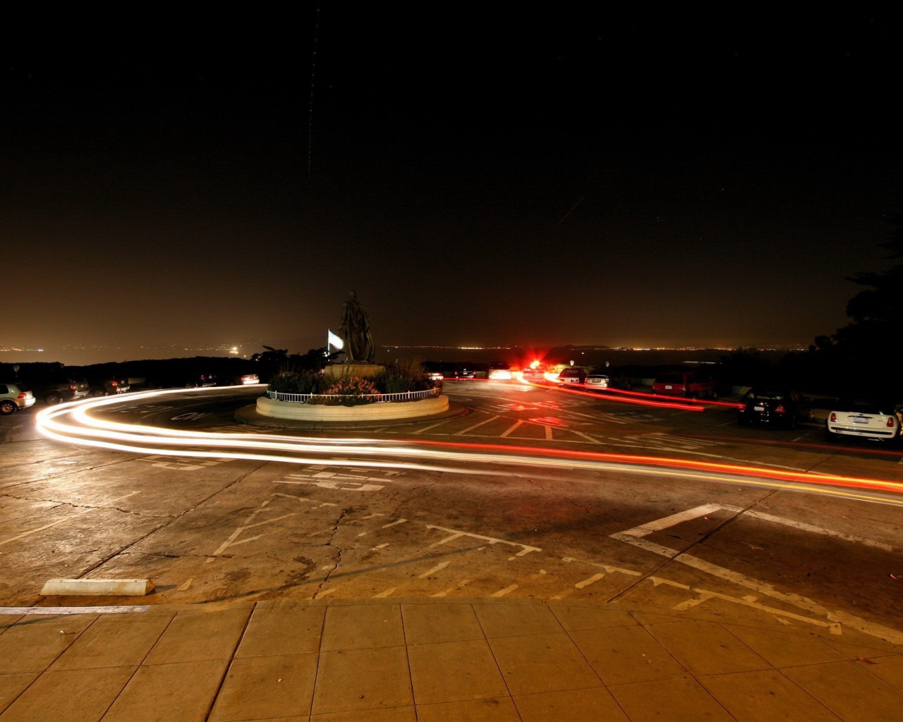 Ночной пейзаж со статуей