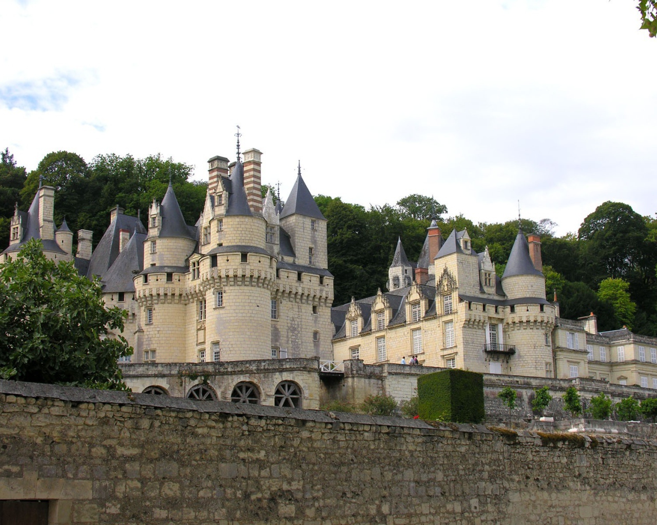 Старинный дворец из желтого камня