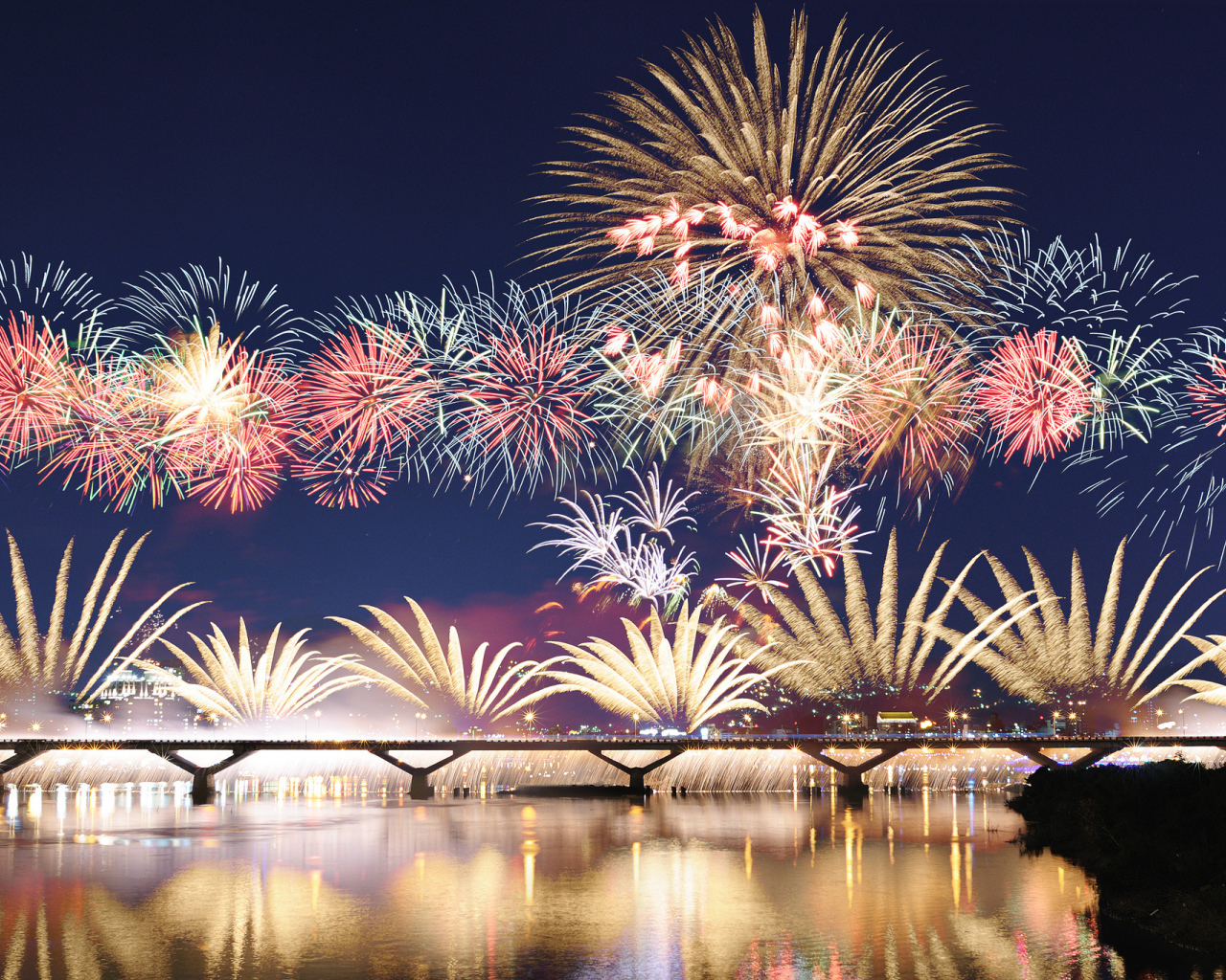 Фейерверк над мостом