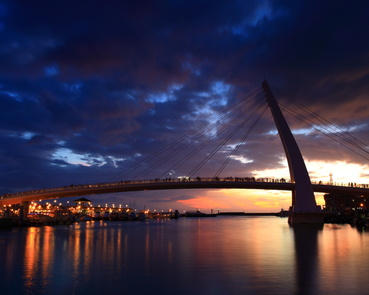 Люди на мосту в Нью Тайпей